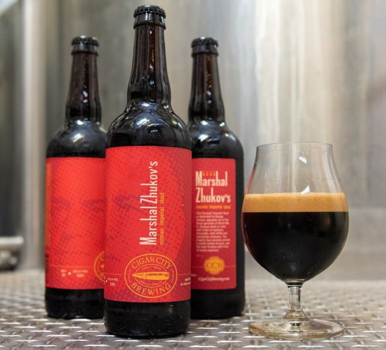 Marshal Zhukov's Imperial Stout: Hương Vị Mạnh Mẽ và Đậm Đà Anh can canh ly bia Marshal Zhukovs Imperial Stout voi lop bot min va mau den dac trung - Marshal Zhukov's Imperial Stout: Hương Vị Mạnh Mẽ và Đậm Đà