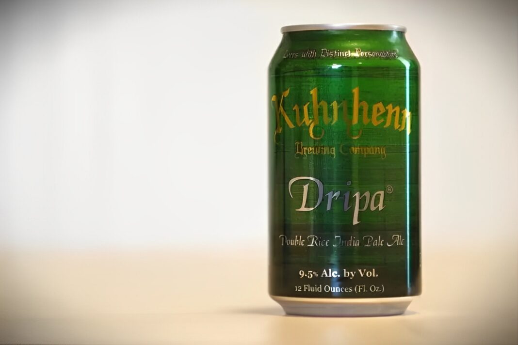 Foto einer DRIPA-Bierflasche der Kuhnhenn Brewing Company mit dem Etikett und der charakteristischen Bierfarbe. Foto einer DRIPA-Bierflasche der Kuhnhenn Brewing Company mit dem Etikett und der charakteristischen Bierfarbe.