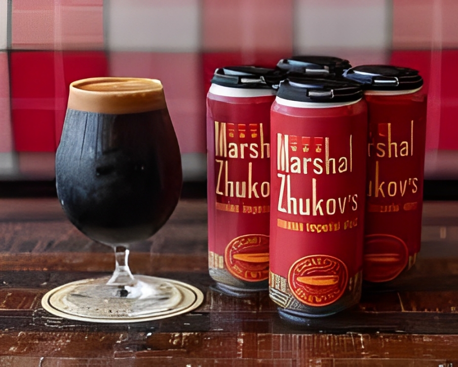 Ảnh chụp chai bia Marshal Zhukov's Imperial Stout, nổi bật với thiết kế mạnh mẽ.