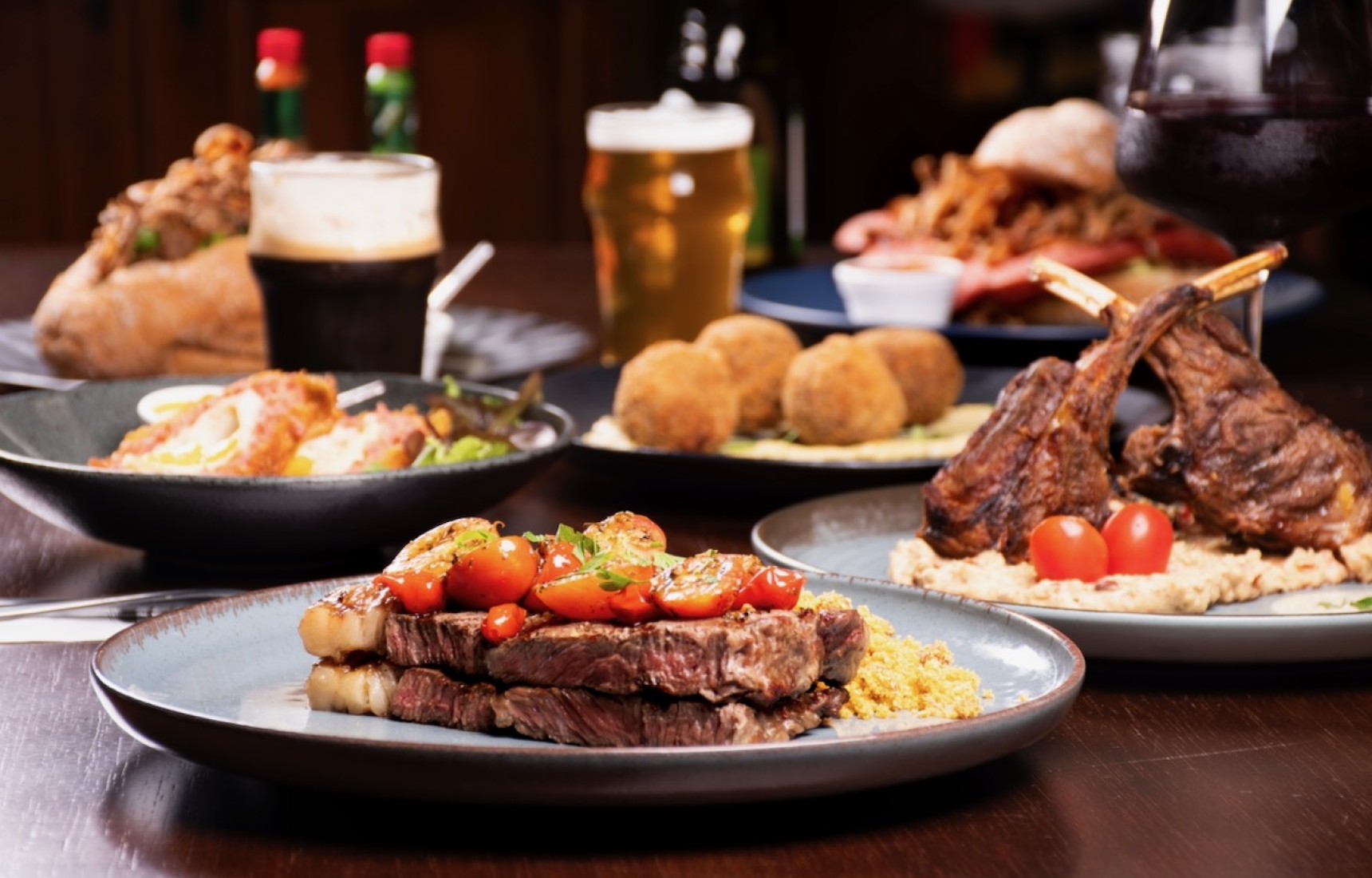 チーズや肉など、トラピスト・ロシュフォール10ビールと相性の良い食べ物は、このビールを完璧に引き立てます - トラピスト・ロシュフォール10：ベルギー伝統の真髄の味