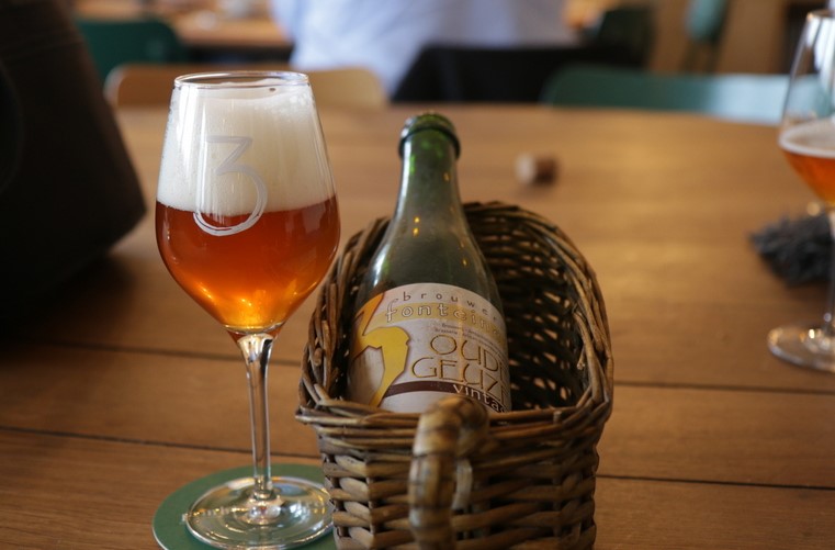 Oude Geuze Vintage wine glass stands out with its bright yellow color and smooth powder layer - Oude Geuze Vintage: Discover the Special Taste and History