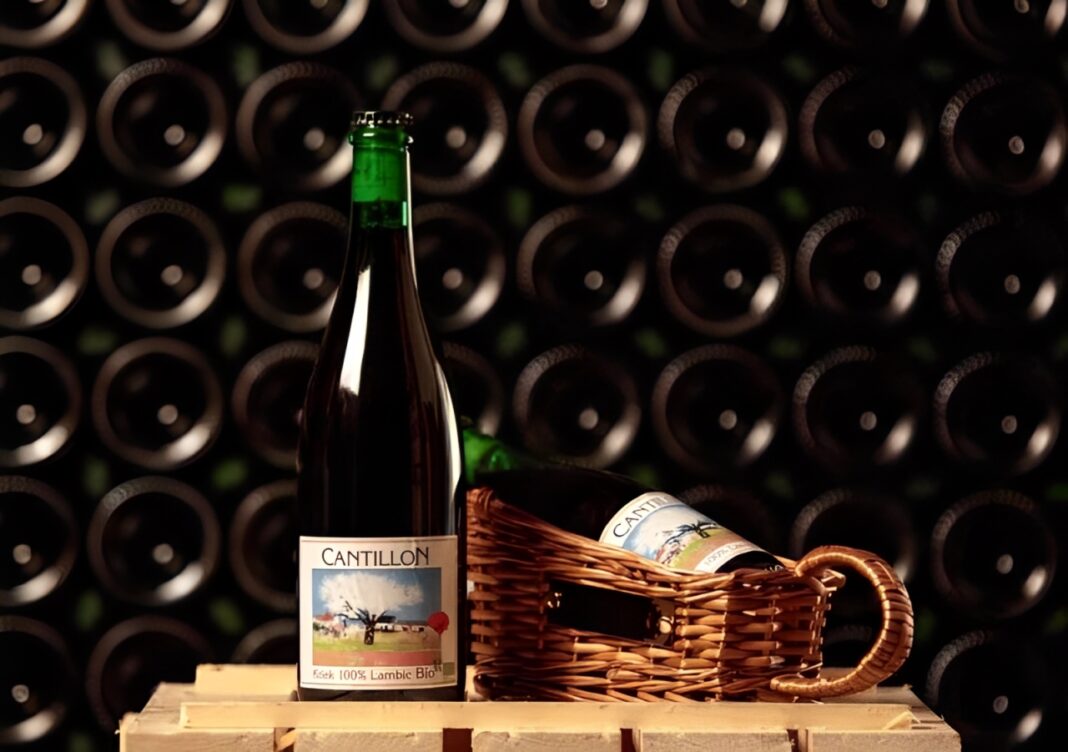 Chai bia Kriek 100% Lambic của Brasserie Cantillon, với màu đỏ rực rỡ của bia trái cây. Chai bia Kriek 100% Lambic của Brasserie Cantillon, với màu đỏ rực rỡ của bia trái cây.