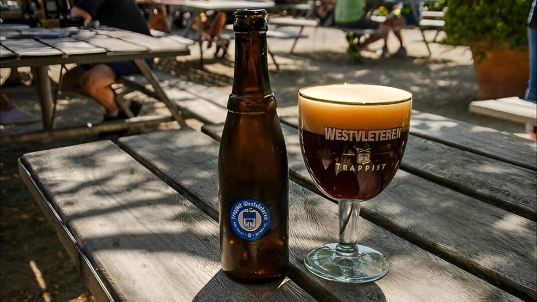 Trappisten-Bierflasche Westvleteren 8 mit klassischem Design, typisch für das legendäre Trappistenbier.