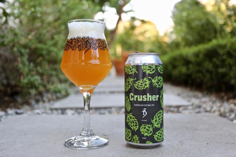 Crusher は、その魅力的な不透明な金色で際立っており、ニューイングランド IPA ビールの創造性を表現しています。