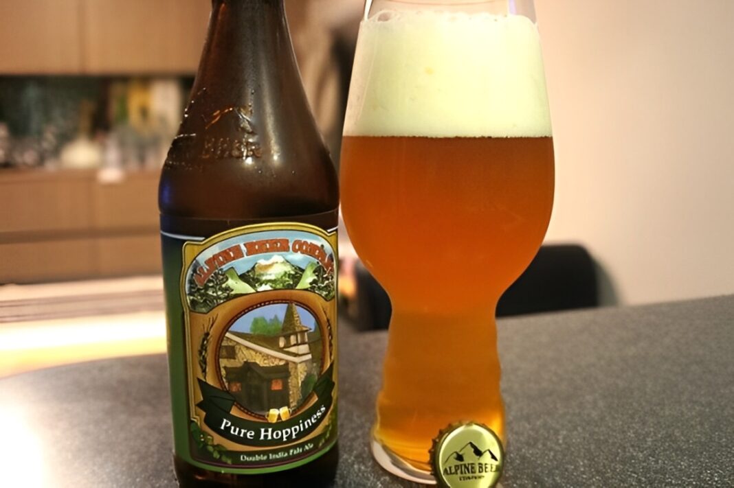 Hình ảnh chai bia Pure Hoppiness của Alpine Beer Company, nổi bật với màu vàng hổ phách. Hình ảnh chai bia Pure Hoppiness của Alpine Beer Company, nổi bật với màu vàng hổ phách.