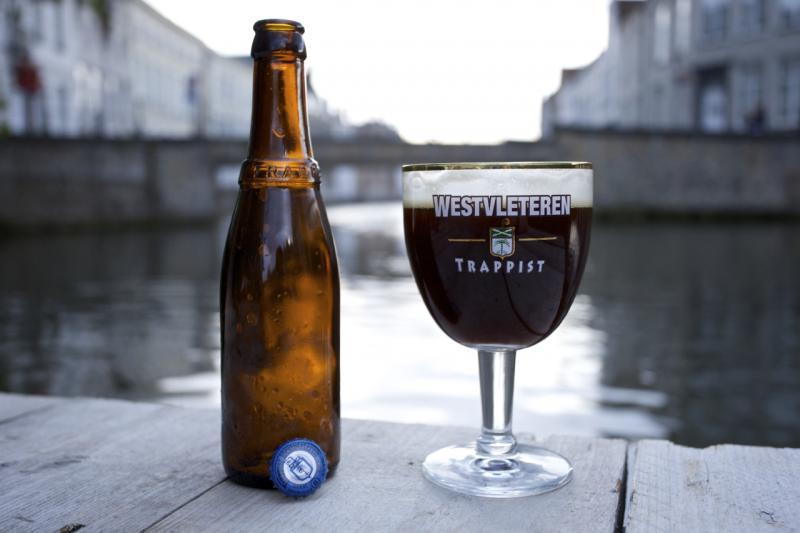 Das wunderschöne Bild der Bierflasche Trappist Westvleteren 8 weckt das Gefühl, erstklassiges Bier zu genießen - Trappist Westvleteren 8: Seltene Trappistenbier-Ikone