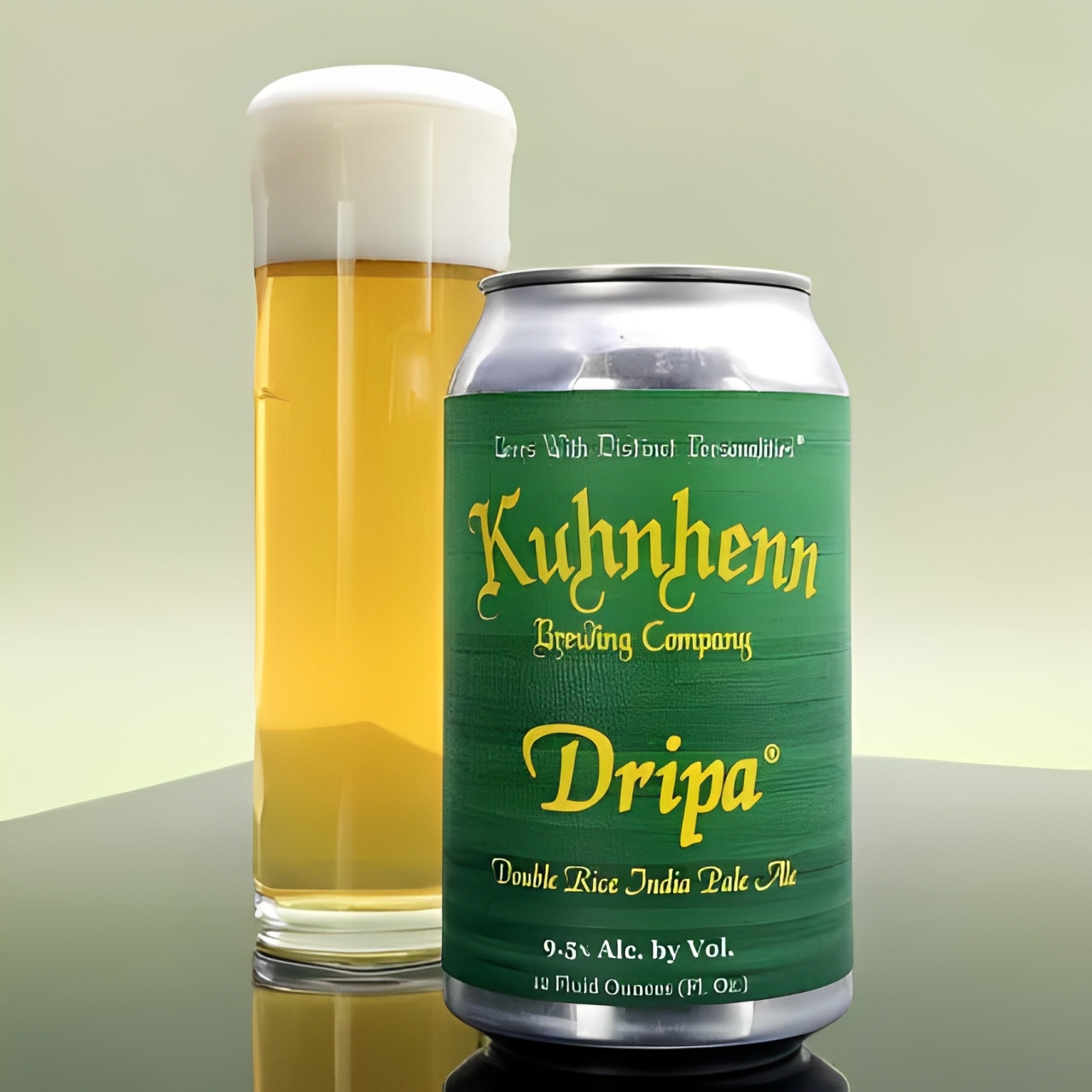 DRIPA – Double Rice IPA: Eine besondere Mischung von Kuhnhenn DRIPA-Bierglas mit einer Schicht aus glattem, orange-gelbem Pulver zeigt deutlich die Attraktivität des Bieres - DRIPA - Double Rice IPA: Eine besondere Kombination von Kuhnhenn