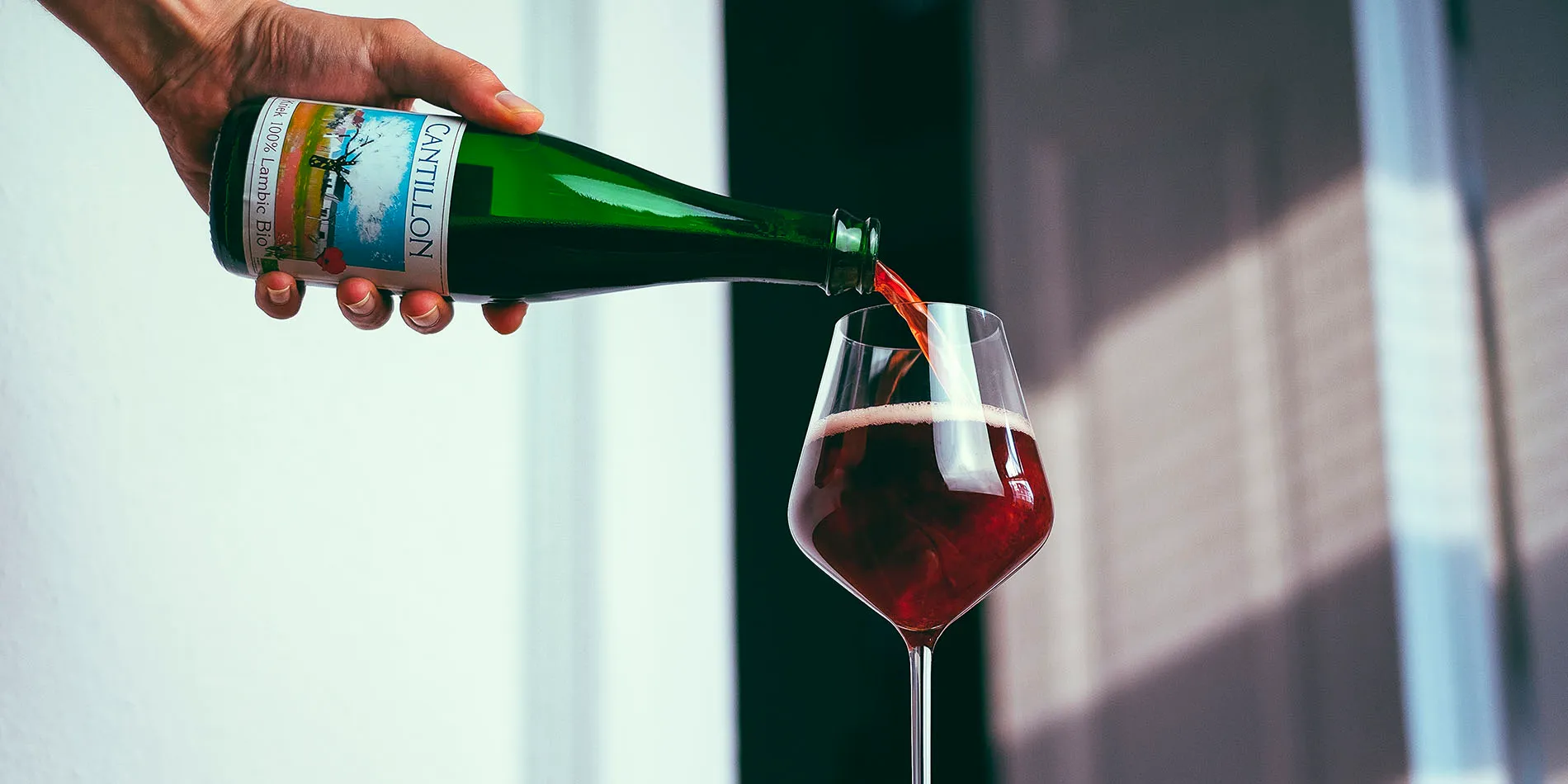 Kriek 100% Lambic: Khám Phá Hương Vị Đặc Sắc Ly bia Kriek 100 Lambic voi mau do ruc ro va lop bot min dac trung cho huong vi doc dao cua bia trai cay nay - Kriek 100% Lambic: Khám Phá Hương Vị Đặc Sắc