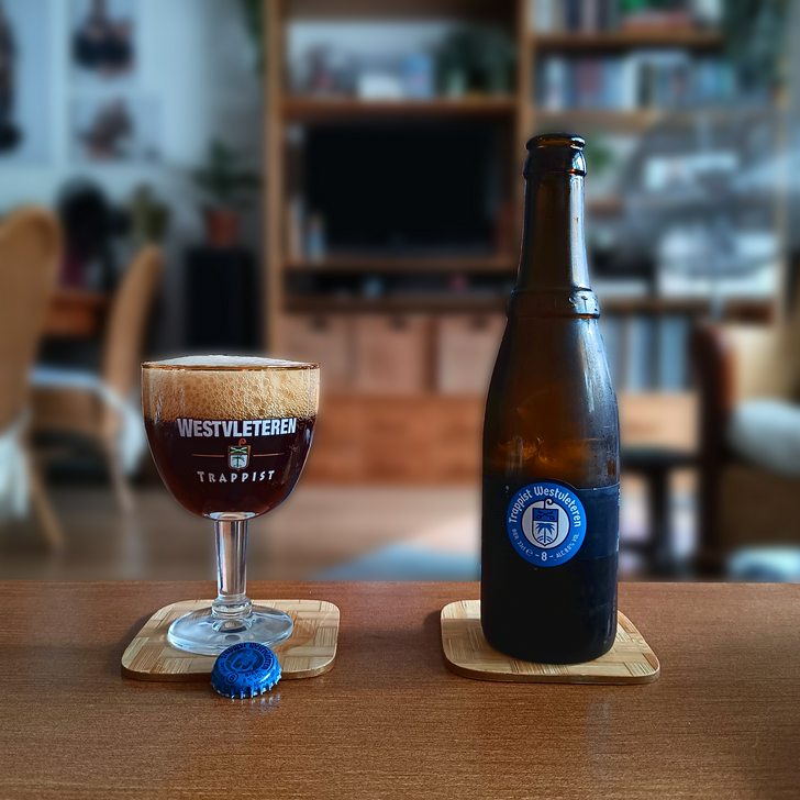 Das Bierglas Trappist Westvleteren 8 mit seiner unverwechselbaren braungoldenen Farbe und dem dicken Bierpulver sorgt für Aufregung - Trappist Westvleteren 8: Eine seltene Trappistenbier-Ikone