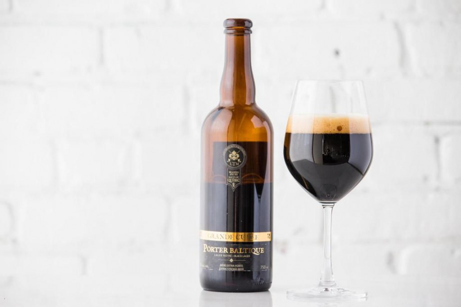 Klares Foto der Grande Cuvée Porter Baltique 750-ml-Flasche von Les Trois Mousquetaires. Klares Foto der Grande Cuvée Porter Baltique 750-ml-Flasche von Les Trois Mousquetaires.