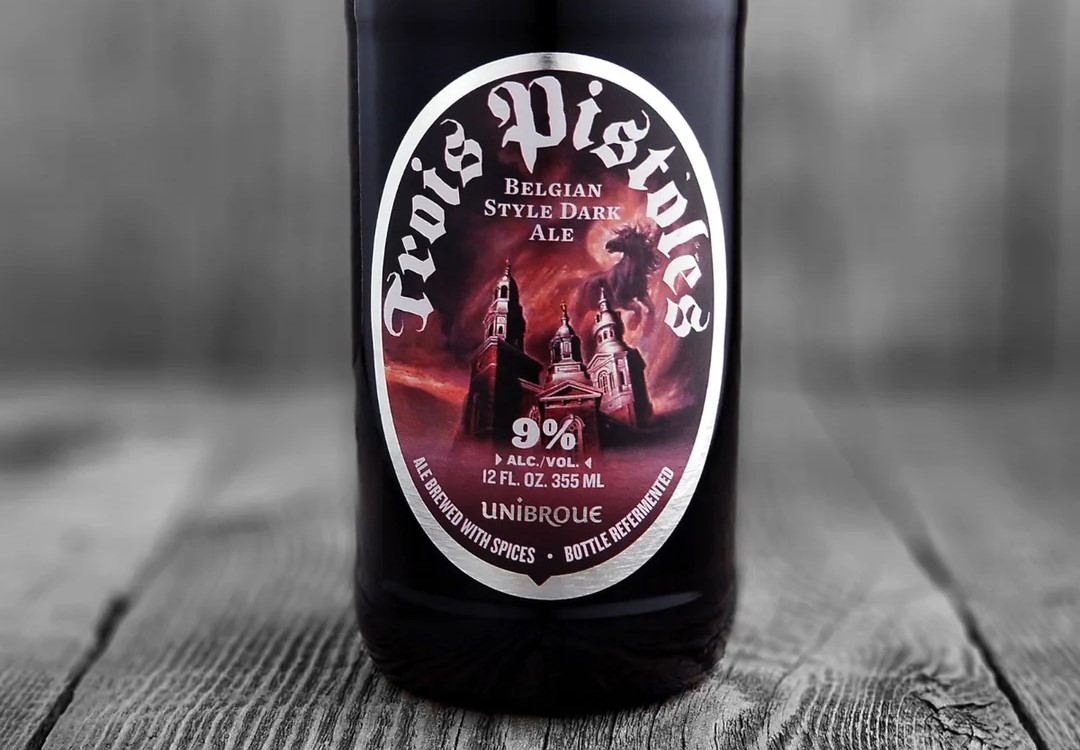 Das Foto trägt die Emotionen hinter dem sanften Licht, das die Legende der Stele hervorhebt - Trois Pistoles: Dunkle Edelsteine aus dem Land der Ahornblätter