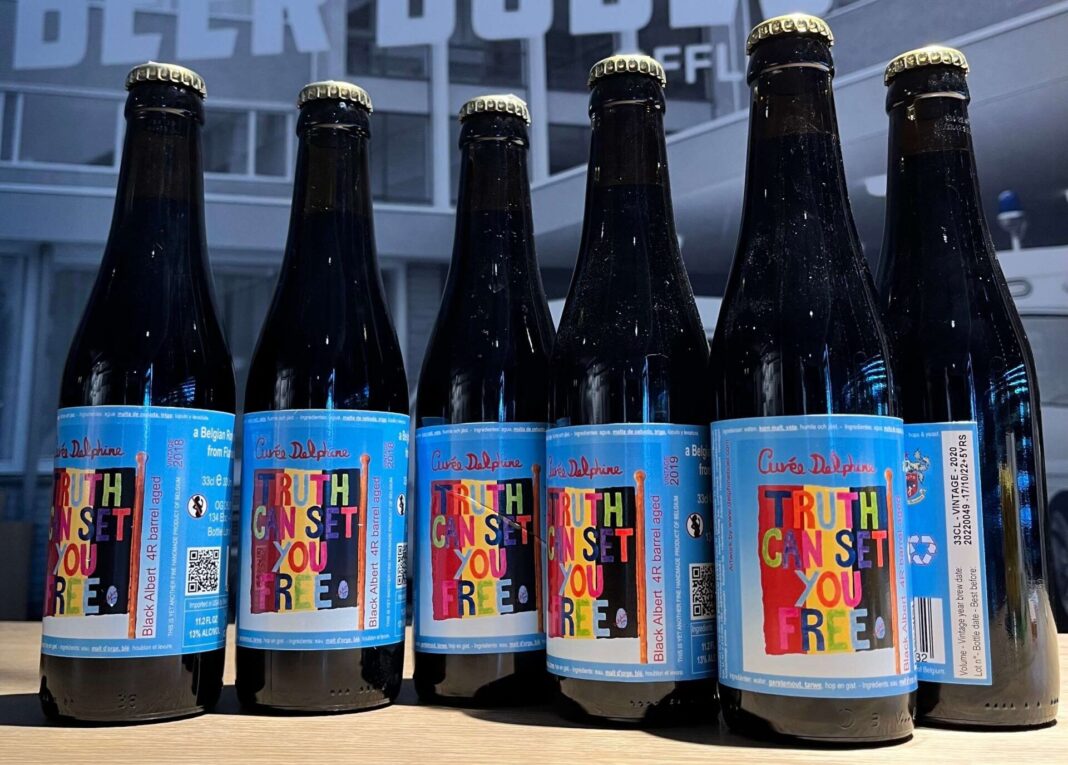 Cận cảnh chai Cuvée Delphine với nhãn nghệ thuật từ Delphine Boël Cận cảnh chai Cuvée Delphine với nhãn nghệ thuật từ Delphine Boël