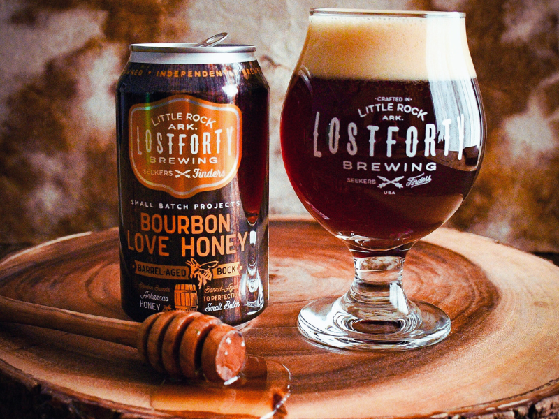 Cận cảnh ly bia Bourbon Love Honey với lớp bọt mịn và màu sắc đồng đỏ đậm