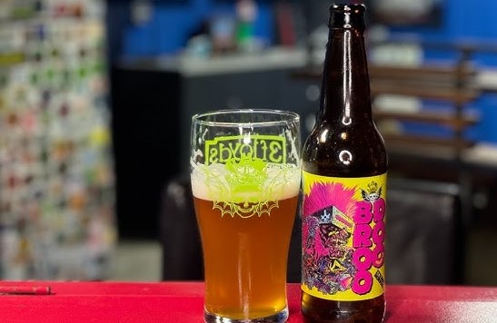 Chai Broo Doo với nhãn màu hồng nổi bật, hình ảnh sinh vật huyền bí, biểu tượng của mùa thu và sự sáng tạo.