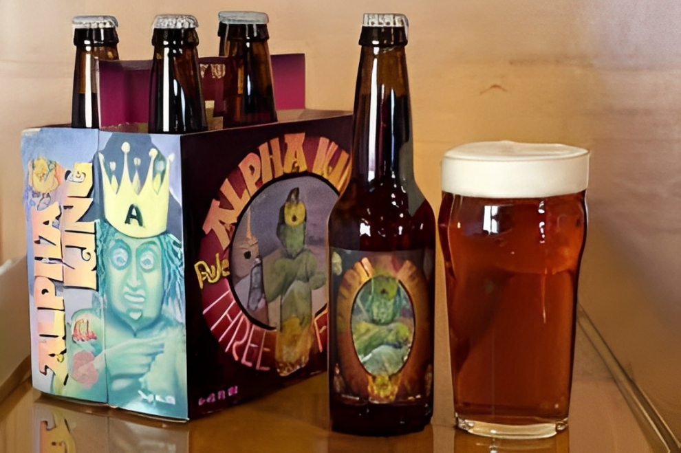 Alpha King-Bierflasche mit dem unverwechselbaren Markenzeichen „Not Normal“ von 3 Floyds Brewing Co. – Alpha King: Die Legende des hopfigen Reichtums von 3 Floyds