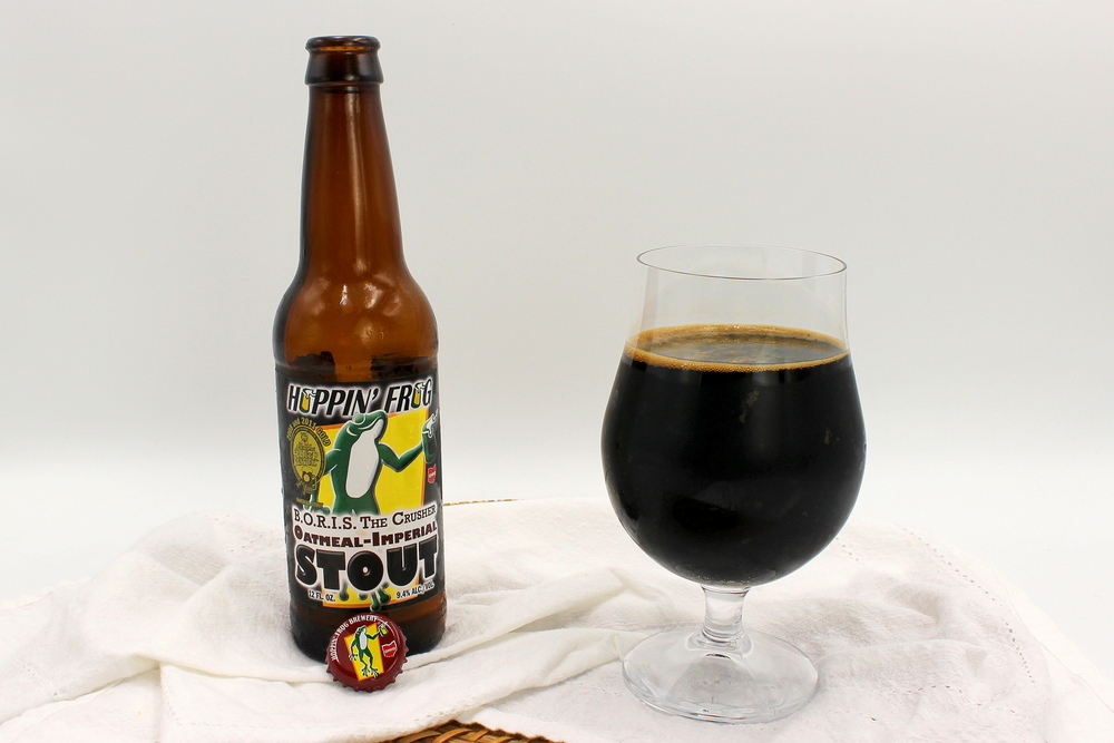 BORIS The Crusher-Bierflasche mit auffälligem Hoppin‘ Frog-Etikett.