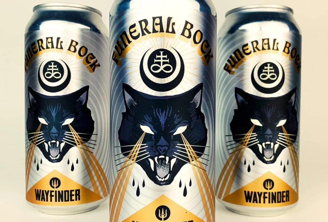 ビールのフューネラルボックのボトルは洗練されたラベルデザインで際立っています ビールのフューネラルボックのボトルは洗練されたラベルデザインで際立っています