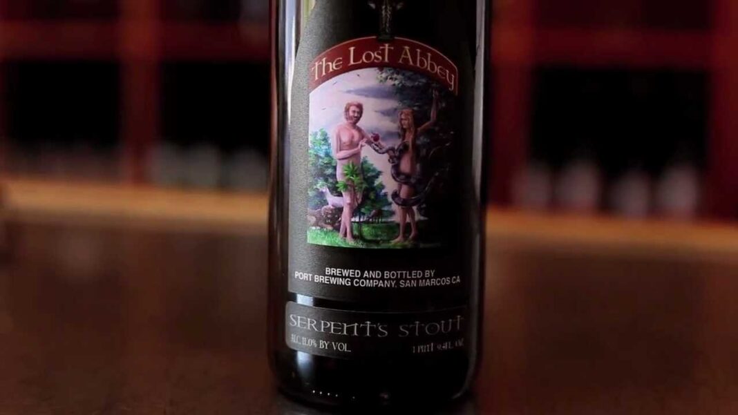 Chai bia Serpent’s Stout với nhãn đen biểu tượng, mang vẻ huyền bí và mạnh mẽ