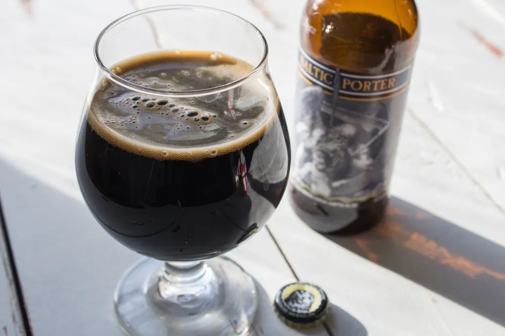 Chai bia Smuttynose Baltic Porter với nhãn hiệu đặc trưng, nổi bật
