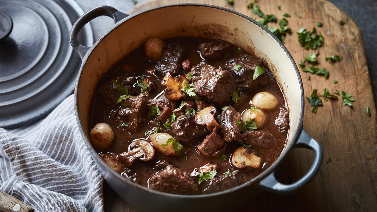 Eine dampfende Schüssel Bourguignon mit einem Glas dunklem Bier, um die europäische Küche zu erleben - Trois Pistoles: Dunkle Juwelen aus dem Land der Ahornblätter