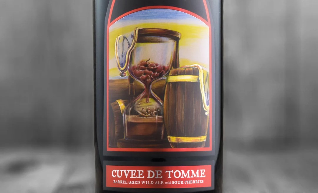 Hinh anh chai Cuvee de Tomme voi nhan dam chat co dien va anh do ruby quyen ru - Cuvee de Tomme: Bia Mang Hơi Thở T&acirc;y Ban Nha