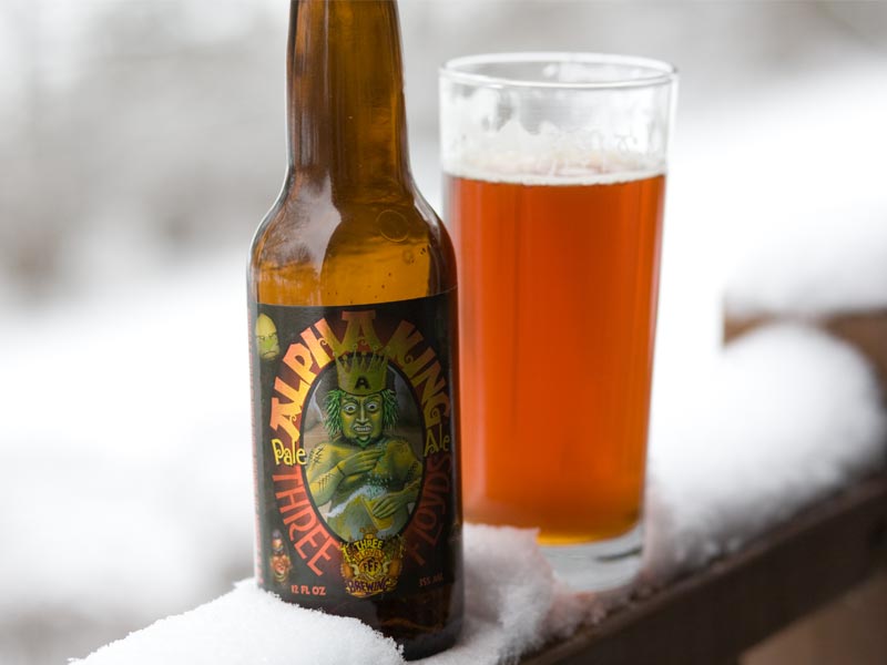 Alpha King-Bierflasche mit unverwechselbarem Etikett, das den „Not Normal“-Stil der 3 Floyds Brewing Co. hervorhebt.