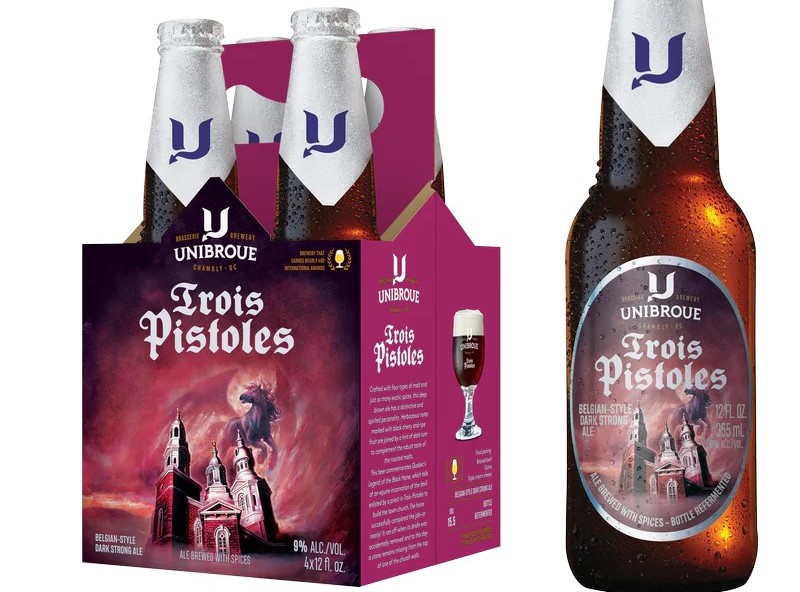 Klares Bild der Trois Pistoles-Flasche mit geheimnisvollem Etikett, warmes Licht erzeugt Tiefe