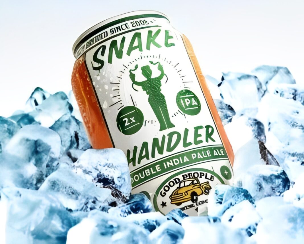 素朴な木の背景を背景にした Snake Handler ビール瓶の鮮明なショット。Good People ブランドが強調されています。 素朴な木の背景を背景にした Snake Handler ビール瓶の鮮明なショット。Good People ブランドが強調されています。