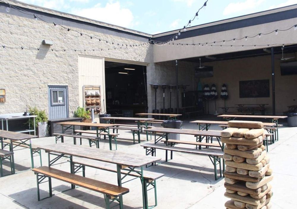 Khong gian ngoai troi am cung tai Bootleggers Brewery o Fullerton California - Knuckle Sandwich: Tr&aacute;i Tim Nam California