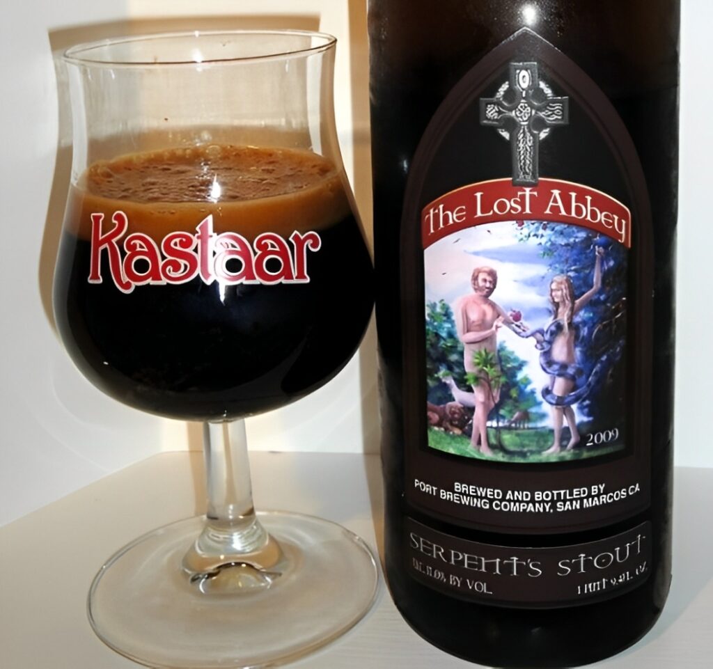 Serpent's Stout: Huyền Thoại Bóng Tối Ly Snifter chua Serpents Stout den sam lop bot nau min va anh do ho phach dep mat 1 1024x961 - Serpent's Stout: Huyền Thoại Bóng Tối
