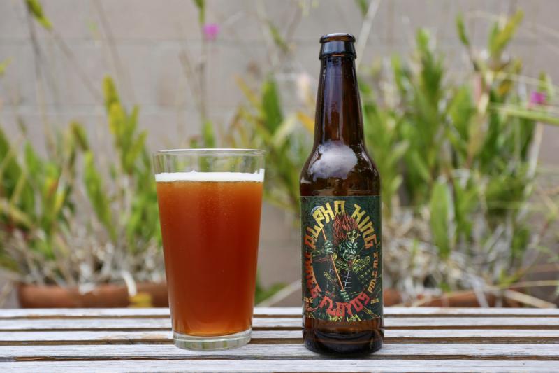 Das bernsteinfarbene Bierglas von Alpha King mit dicker Pulverschicht zeigt einen kräftigen Geschmack – Alpha King: Die Legende der hopfigen Fülle von 3 Floyds