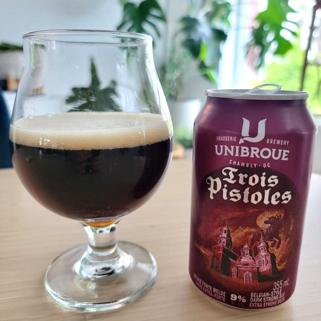 Trois Pistoles Bierglas mit brauner und weißer Pulverschicht im offenen Lichtraum – Trois Pistoles: Dunkles Juwel aus dem Land der Ahornblätter