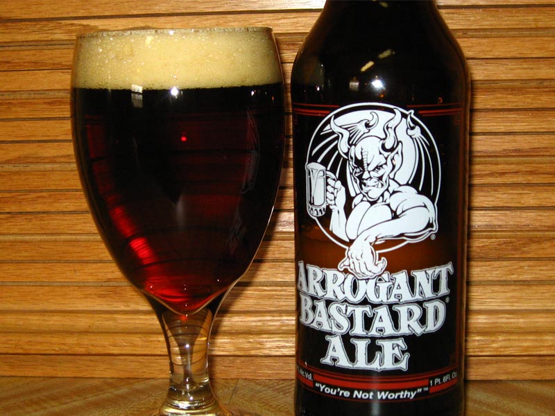 OAKED Arrogant Bastard Ale: Biểu Tượng Của Sự Ngạo Nghễnh Ly bia snifter chua OAKED Arrogant Bastard Ale voi lop bot min va mau ho phach sam dat trong anh sang diu - OAKED Arrogant Bastard Ale: Biểu Tượng Của Sự Ngạo Nghễnh