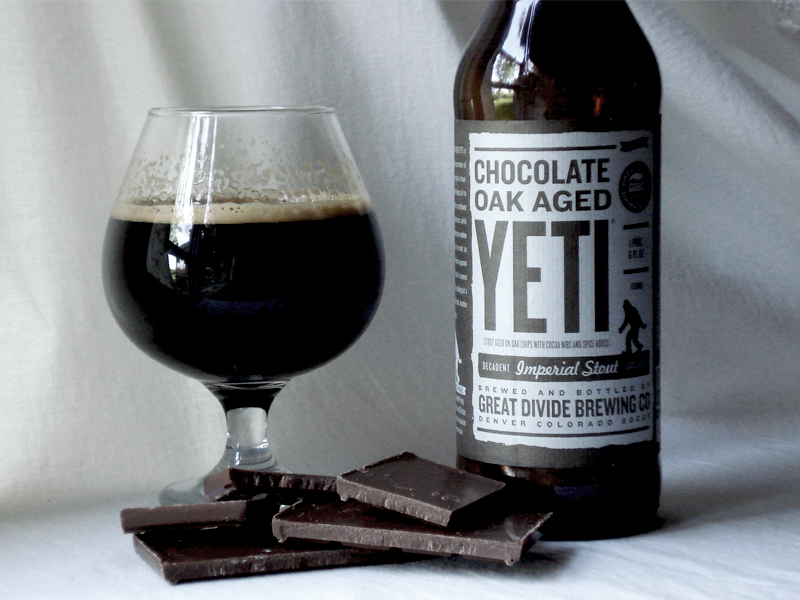 Ly snifter dung bia mau den sau bot kem day dat trong khong gian quan bar - Chocolate Oak Aged Yeti: Huyền Thoại Socola Trong Mỗi Ngụm Bia