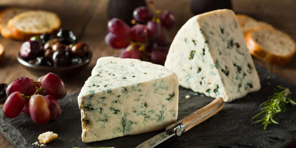 Pho mai xanh cheddar tao ra su can bang giua beo ngay va vi dang nhe cua bia - Twilight Of The Idols: Lời Tự Th&uacute; Của B&oacute;ng Tối