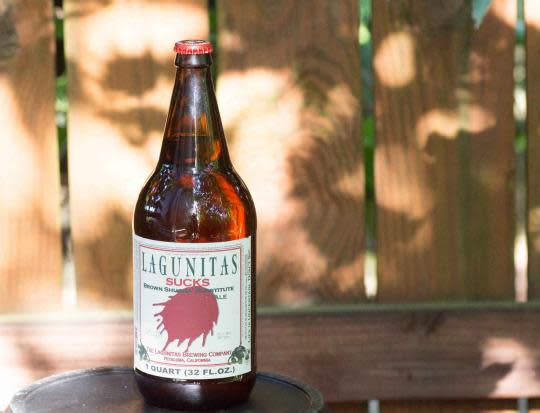 Chai bia Lagunitas Sucks cận cảnh Chai bia Lagunitas Sucks cận cảnh