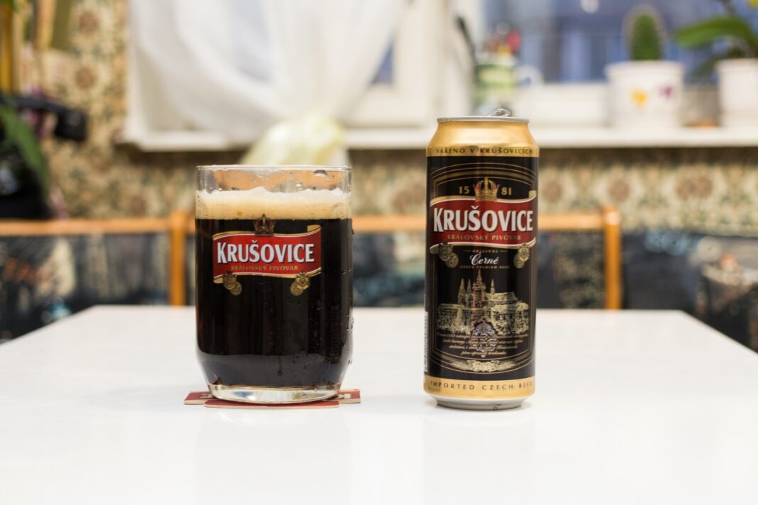 チェコ ダーク ラガー ビール ラインの特徴的な黒色を持つ Krušovice Černé ビールの写真。