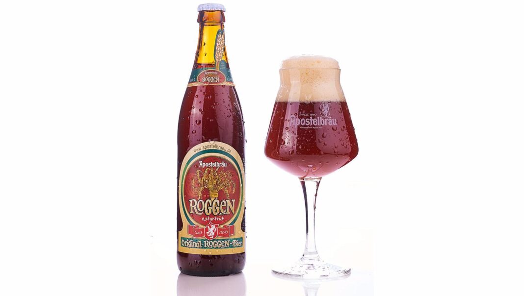 Close-up photo of a glass of Roggenbier beer, with beautiful and attractive colors.