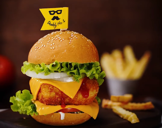 Bia nay hop nhat voi cac mon an dam vi nhu burger pho mai nhieu tang - King Titus: Cảm X&uacute;c Từ Những Hạt Malt Đen Huyền B&iacute;