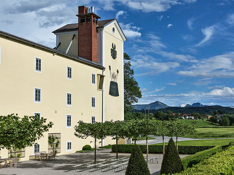 Samichlaus Schwarzes: Chuyện Kể Của Biểu Tượng Bia Đen Áo Brauerei Schloss Eggenberg mot nha may bia noi tieng o Vorchdorf Ao da ra doi vao nam 1681 - Samichlaus Schwarzes: Chuyện Kể Của Biểu Tượng Bia Đen Áo