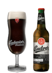 Ein Glas Budvar Tmavy Lezak Bier mit einer dünnen Pulverschicht, die den kräftigen Geschmack des tschechischen dunklen Lagers zeigt. 214 x 300 - Budvar Tmavý Ležák: Entdecken Sie das charmante tschechische dunkle Lager