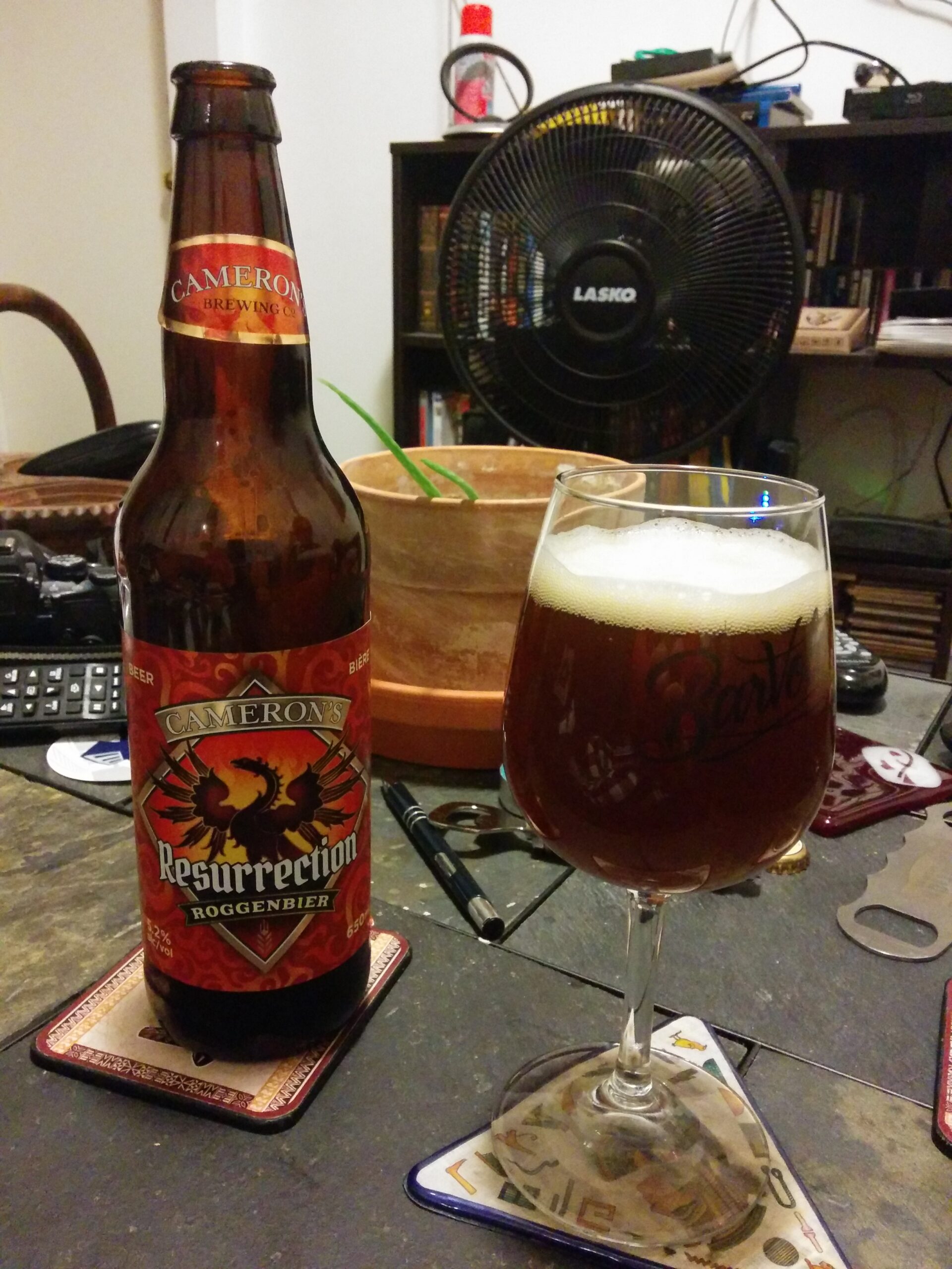 Can canh ly bia Resurrection Roggenbier voi lop bot huong vi dac trung scaled - Resurrection Roggenbier: D&ograve;ng Bia Đặc Sắc Từ Ontario, Canada