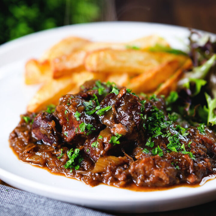 Abbaye Des Rocs Brune: Khi Mỗi Giọt Bia Là Một Tác Phẩm Nghệ Thuật Carbonnade Flamande Belgian Beef Stew 2 1600 720x720 1 - Abbaye Des Rocs Brune: Khi Mỗi Giọt Bia Là Một Tác Phẩm Nghệ Thuật