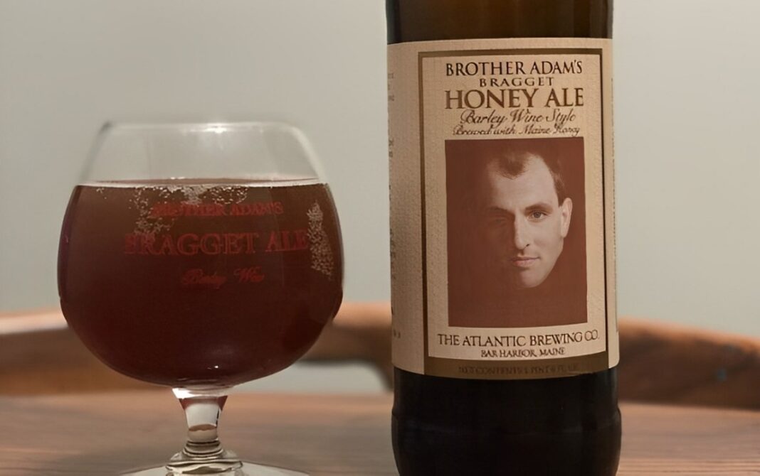 Die Bierflasche „Brother Adam’s Bragget Ale“, ein Spezialprodukt der Atlantic Brewing Company, zeichnet sich durch ein klassisches Design aus. Die Bierflasche „Brother Adam’s Bragget Ale“, ein Spezialprodukt der Atlantic Brewing Company, zeichnet sich durch ein klassisches Design aus.
