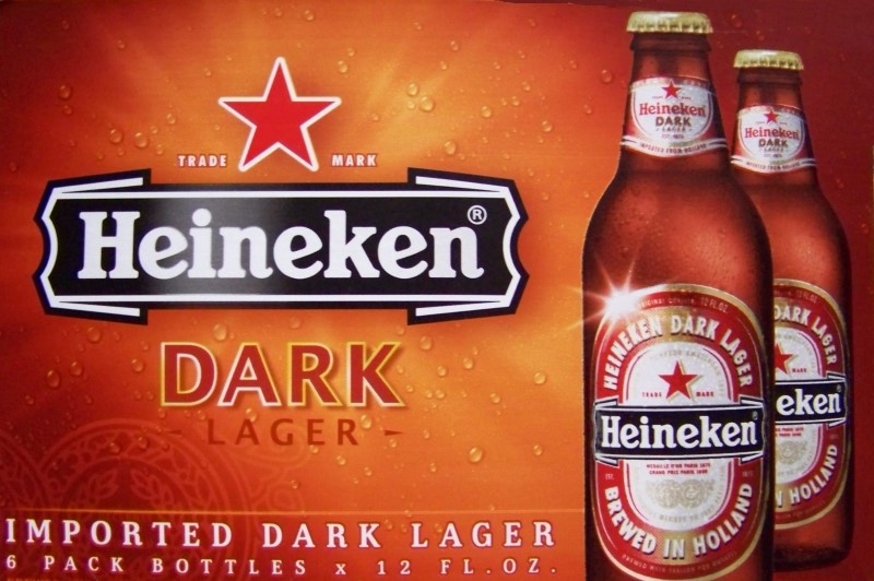 Chai bia Heineken Dark Lager với nhãn đặc trưng màu đen đỏ. Chai bia Heineken Dark Lager với nhãn đặc trưng màu đen đỏ.
