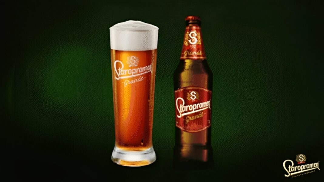 Staropramen Granat Bierflasche mit charakteristischer Rubinfarbe Staropramen Granat Bierflasche mit charakteristischer Rubinfarbe