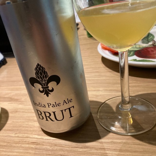Brut IPA Free Will: Ein Hauch von Frische Das Besondere an Brut IPA Free Will ist seine Milde ohne Bitterkeit - Brut IPA Free Will: Ein Hauch von Frische