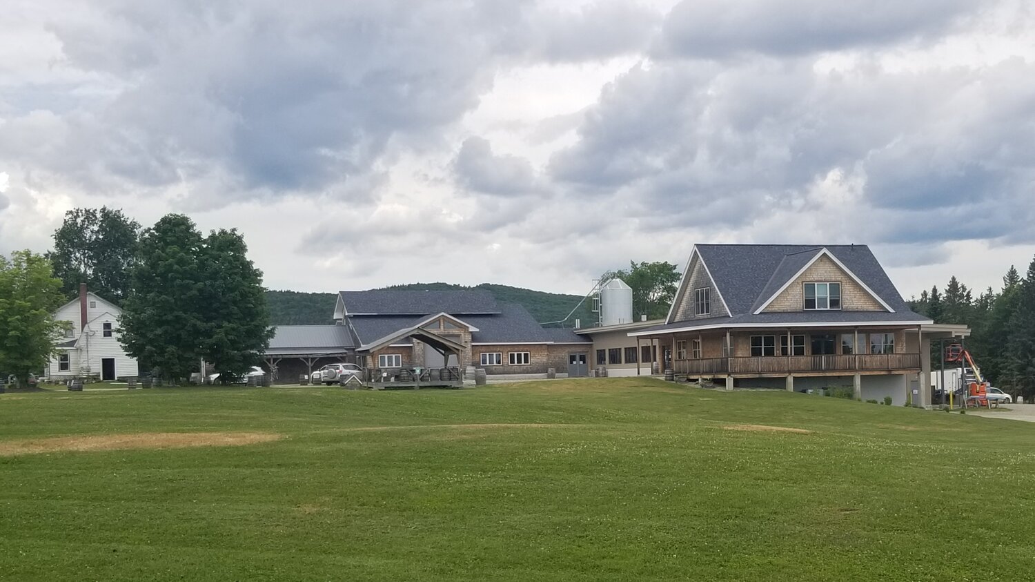 Hill Farmstead Brewery duoc thanh lap vao nam 2010 boi Shaun E. Hill - Twilight Of The Idols: Lời Tự Th&uacute; Của B&oacute;ng Tối