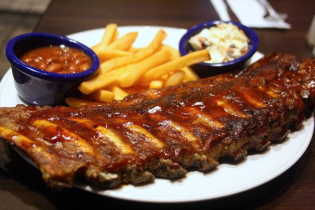Landbier Dunkel giup can bang tuyet voi voi cac mon nhieu chat beo nhu thit nuong BBQ - Landbier Dunkel &ndash; Chạm V&agrave;o Ho&agrave;i Niệm Bằng Vị Gi&aacute;c