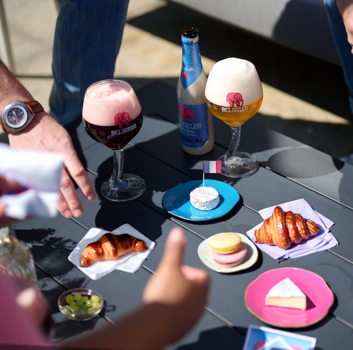 Delirium Tremens: Cùng Đắm Say Hương Vị Đầy Phép Màu Ly Delirium Tremens mat lanh song sanh ket hop cung huong vi Au trong khoanh khac tron ven - Delirium Tremens: Cùng Đắm Say Hương Vị Đầy Phép Màu